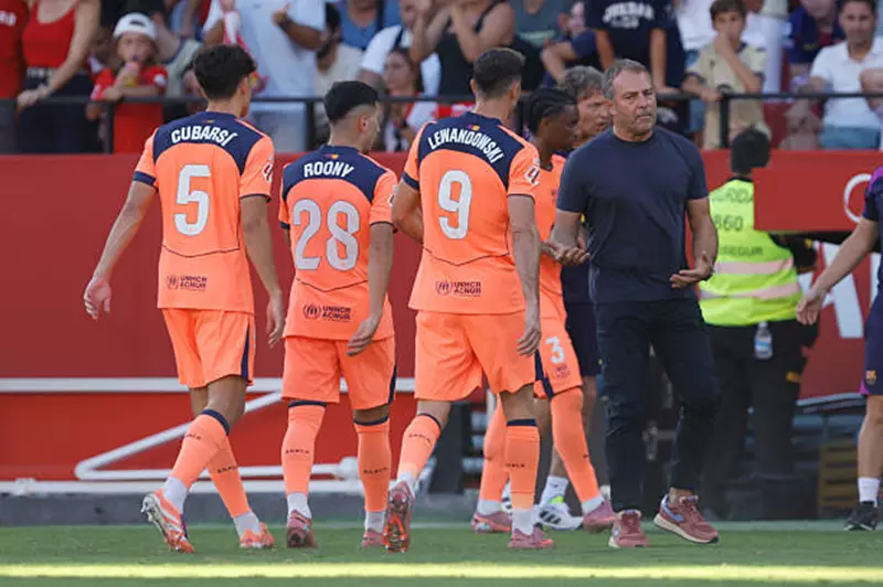 فريق برشلونة بقيادة مدربه هانز فليك